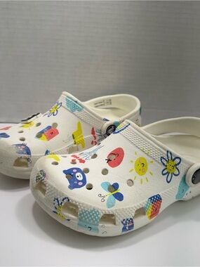 Crocs Kids' Classic Doodle Print Clogs, White & Multicolor Whimsical Pattern J1